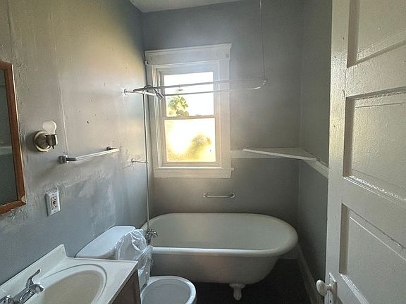 5th image of 10512 Greenlawn Ave #1
