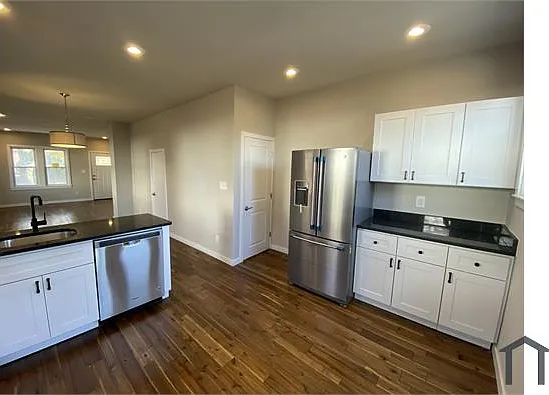 3 bed, 1176 sqft, $2,200 — Photo 2