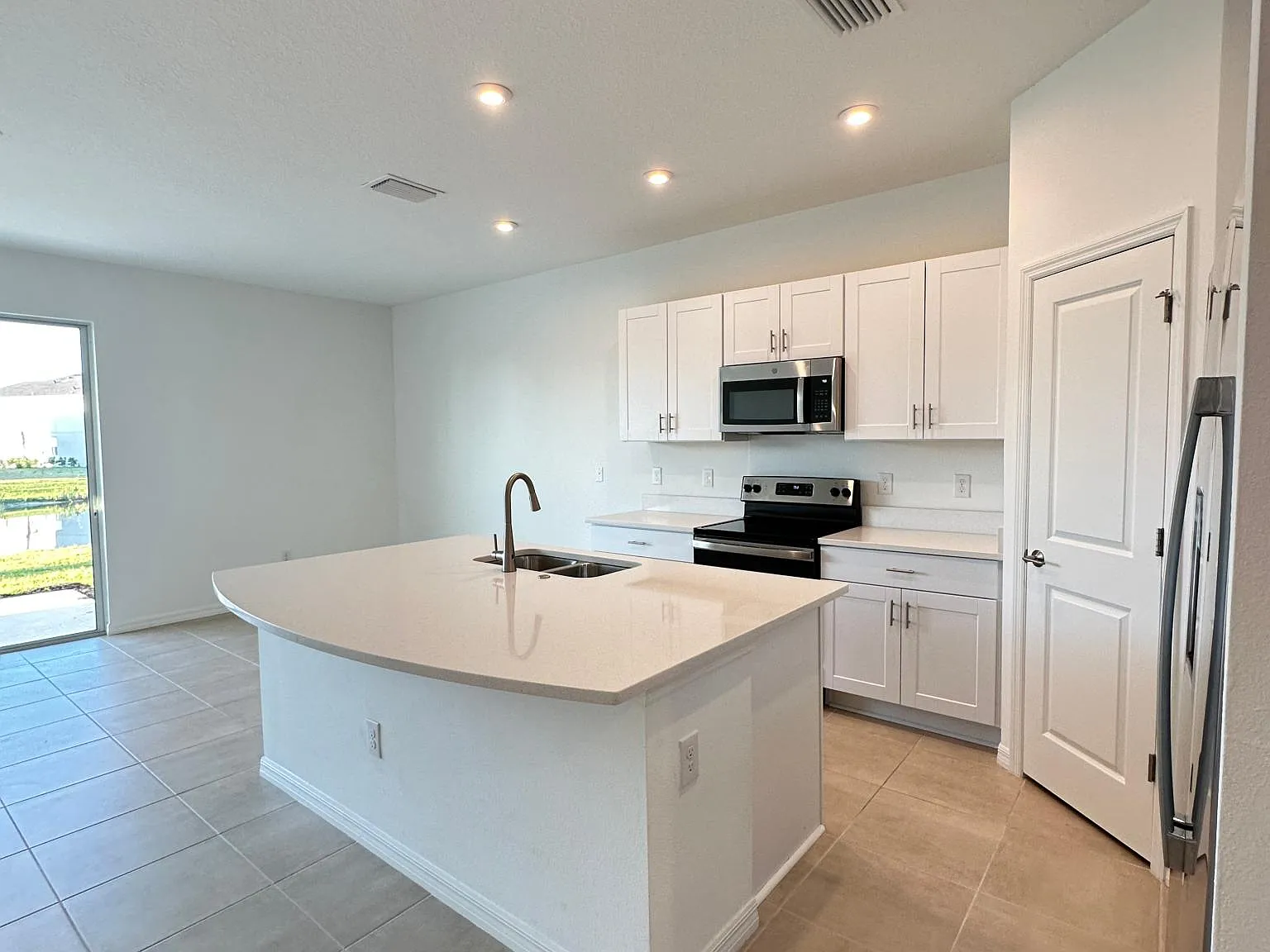3 bed, 2.5 bath, 1373 sqft, $2,200 — Photo 4