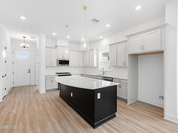 4th image of 136 ALSTON Drive