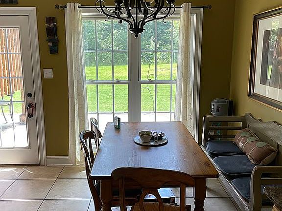 eating area in kitchen
