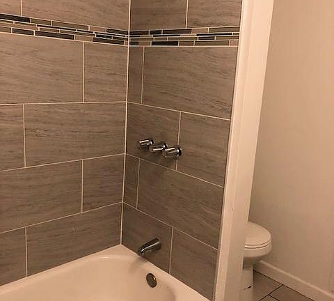 4th image of 15483 Moorpark St #27