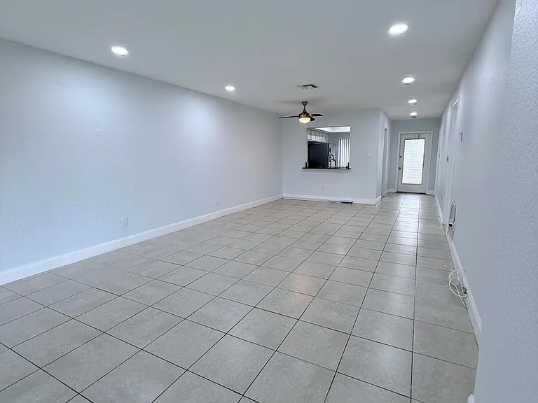 9640 NW 65th St #D10 — Photo 11