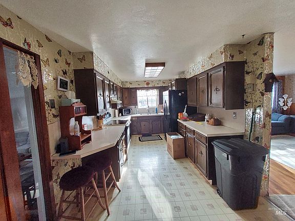 5th image of 765 Greenwood Dr