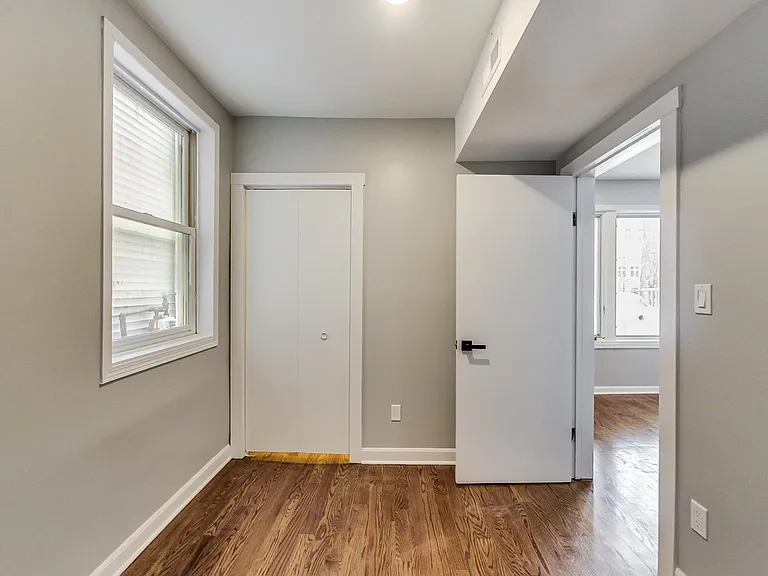 1831 W Fletcher St #1 — Photo 15