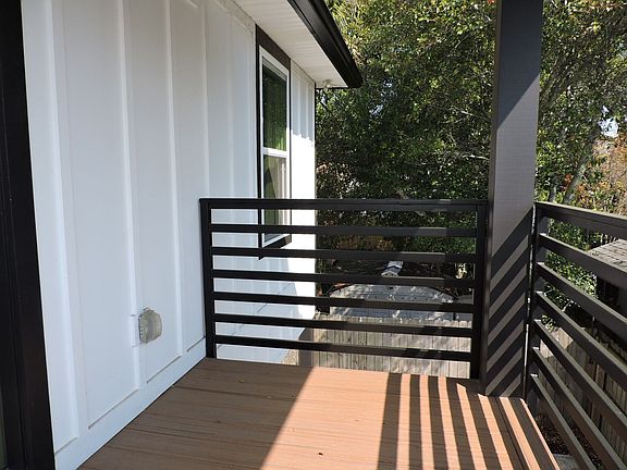3rd image of 1702 E La Rua St
