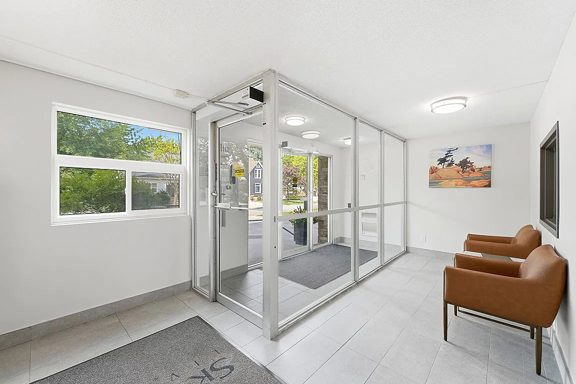 Embassy Tower Apartments — Photo 4