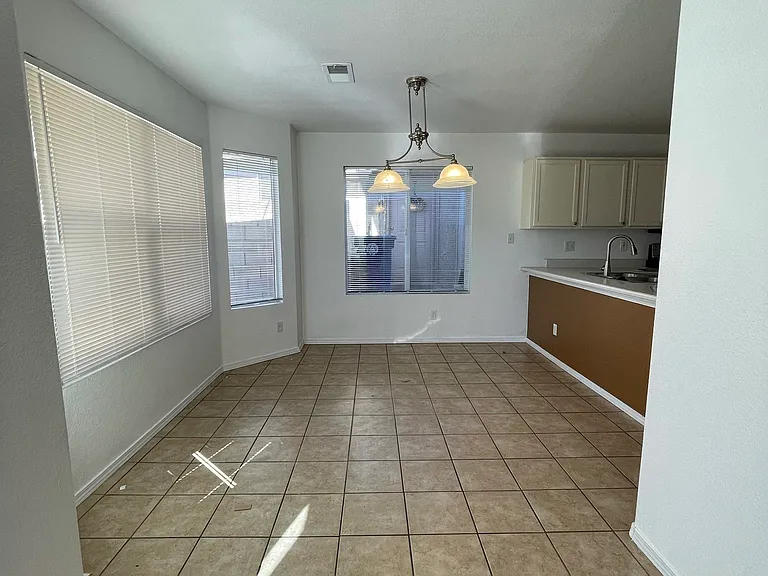 667 Vista Luna Ln SW — Photo 4