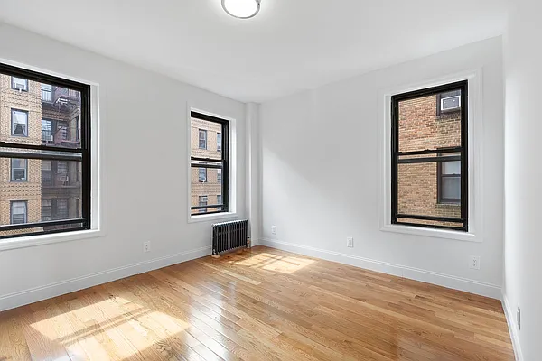 Sold by Thomas Lipovetsky, LREB | media 5