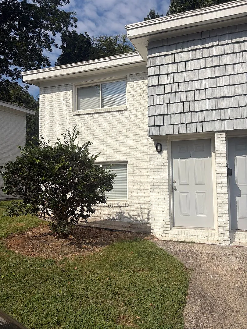Newly Renovated!! 2 Bedroom Townhome (500.00 Off First Full Months Rent ) — Photo 1