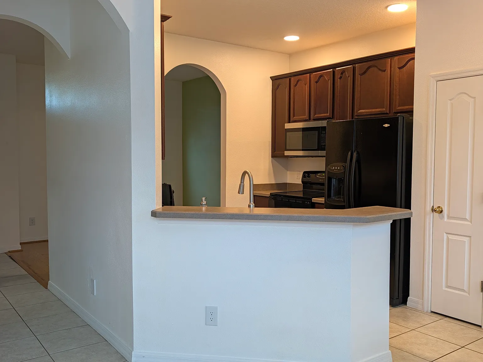 2 bed, 2.5 bath, 1324 sqft, $2,100 — Photo 2