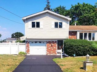 317 W 20th St, Deer Park, NY 11729