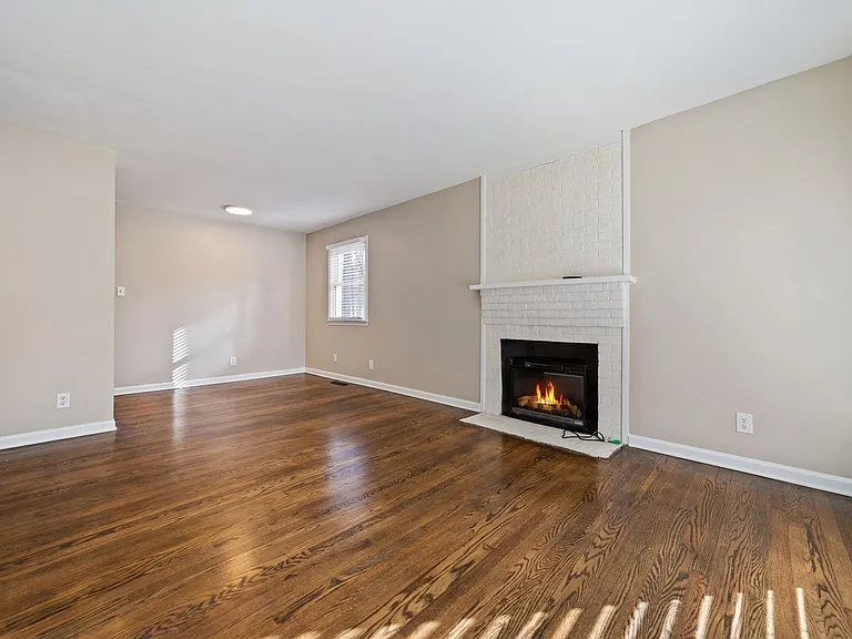 213 Barnes St — Photo 2