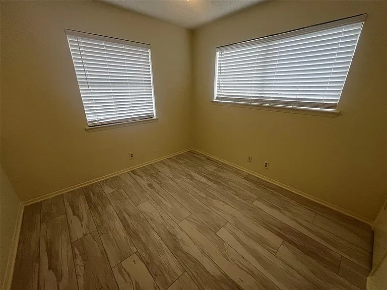 807 Lloyd Ln — Photo 11