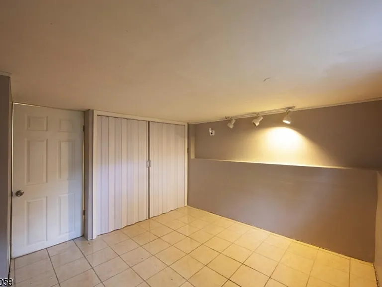 4 Oakcroft Ave — Photo 8