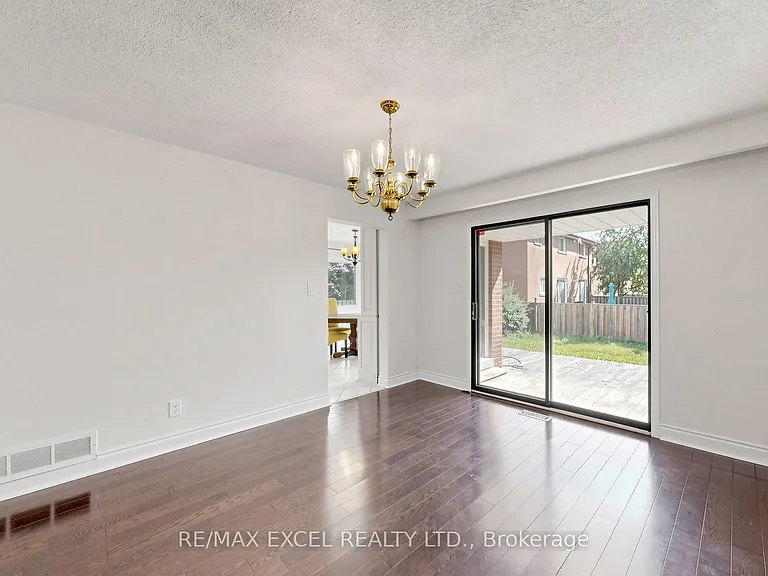 21 Mary Gapper Cres — Photo 19