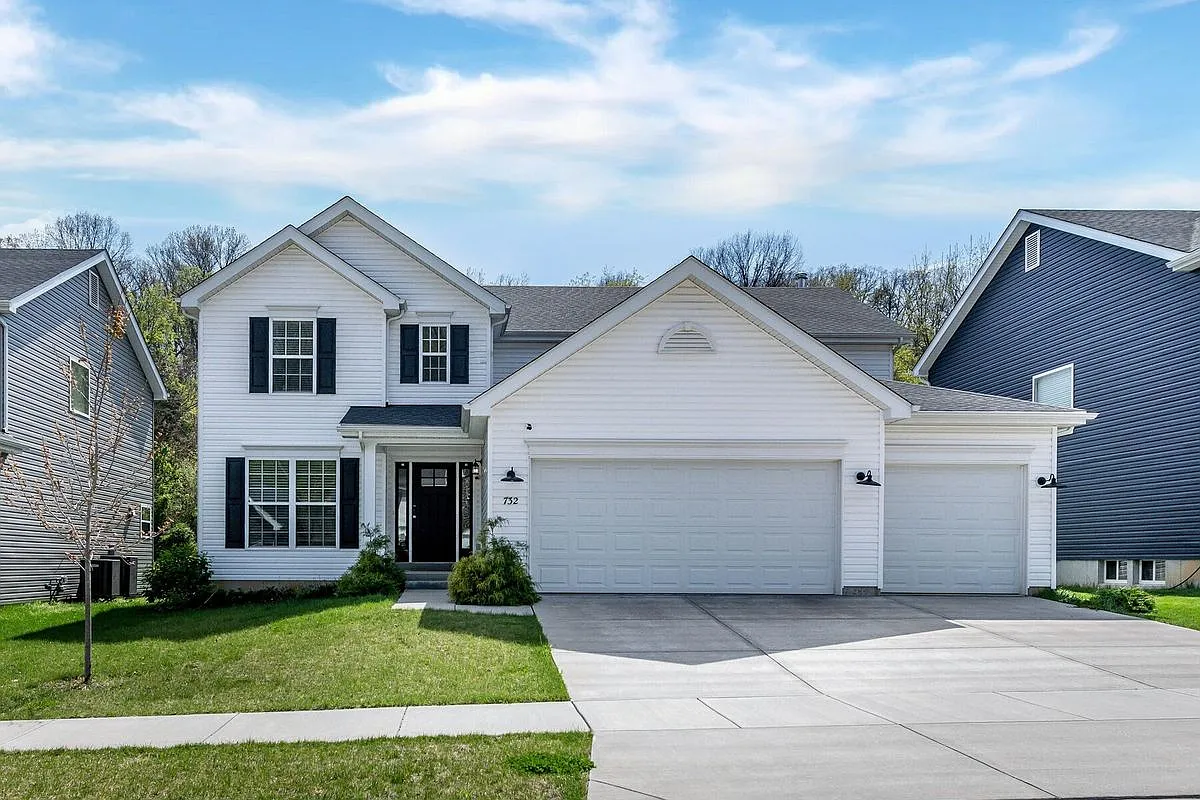4 bed, 2.5 bath, 2940 sqft, $2,900 — Photo 1