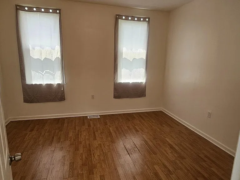 2548 Oswego Ave — Photo 18