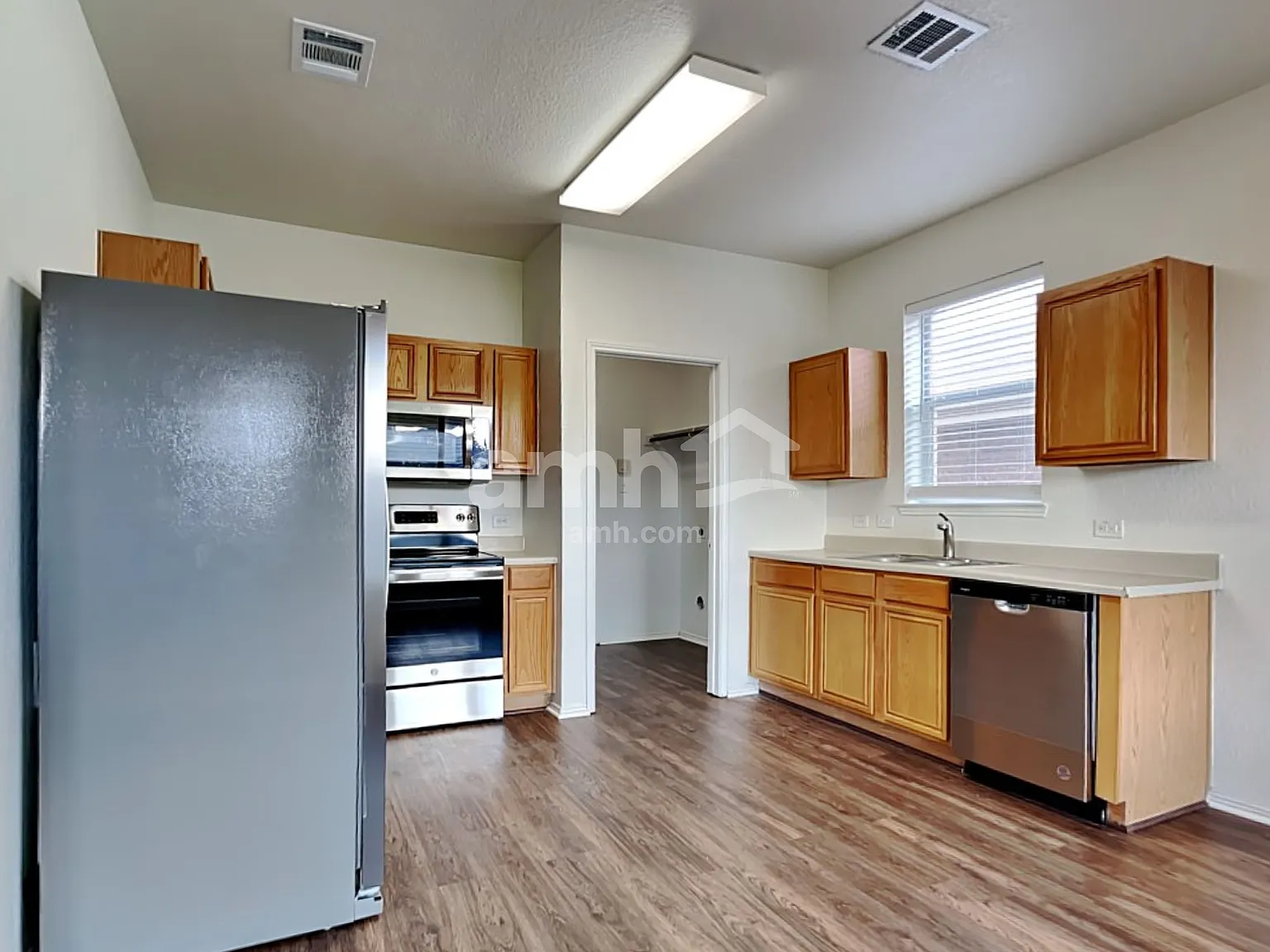 3 bed, 2.5 bath, 1792 sqft, $2,215 — Photo 3