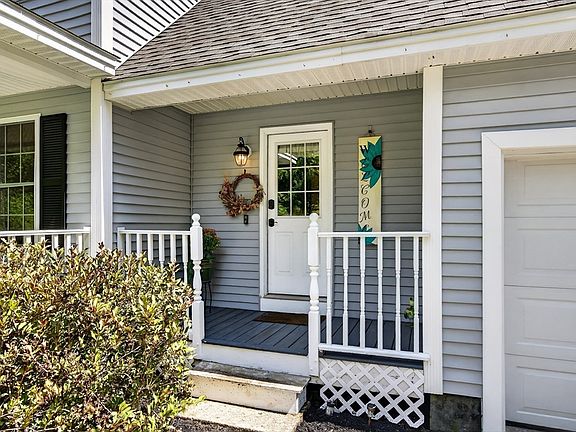5th image of 1036 Pleasant St