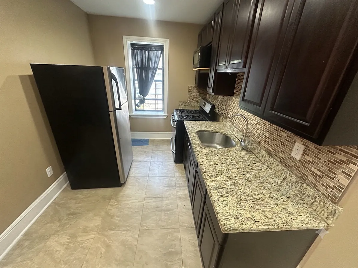2 bed, 779 sqft, $1,999 — Photo 2