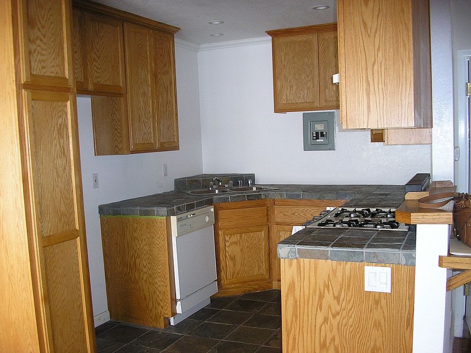 2nd image of 322 19th St APT A
