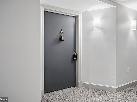 2nd image of 1301 N Courthouse Rd APT 1612