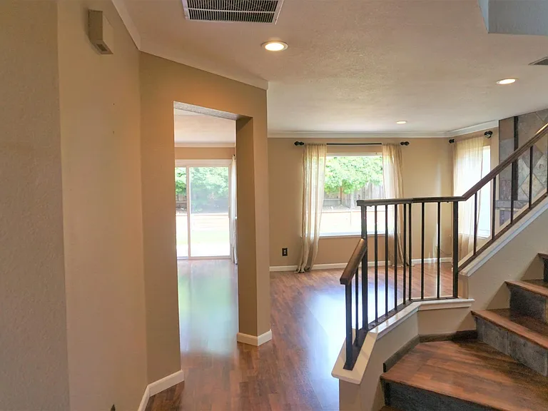 2137 Eilene Dr — Photo 2