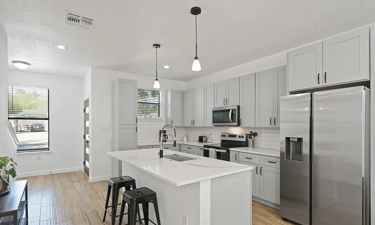 3 bed, 2.5 bath, 1650 sqft, $1,975 — Photo 3