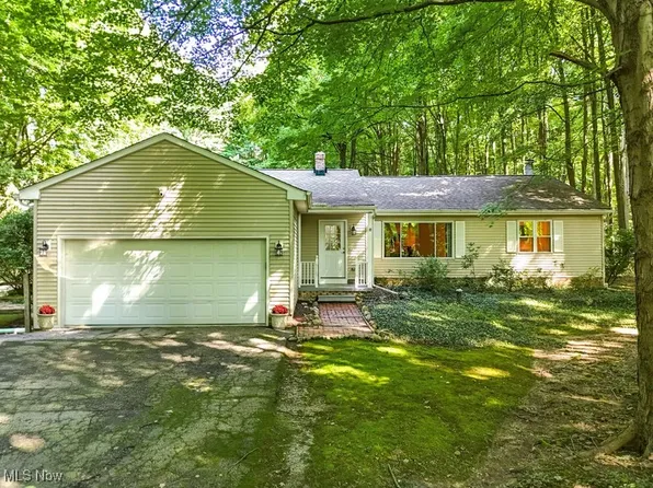 8648 Taylor May Rd, Chagrin Falls, OH 44023