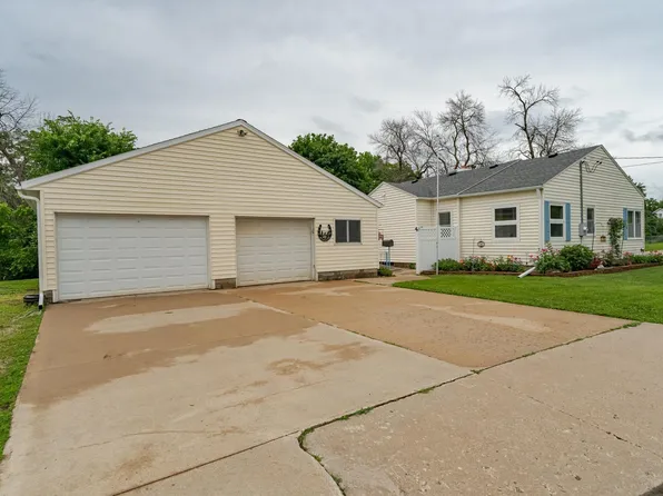 201 3rd St SW, Pine Island, MN 55963