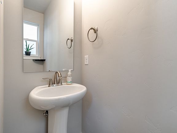 5th image of 6616 NE 68th Ave