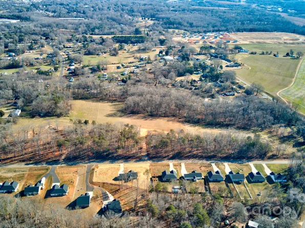 911 Westminster Dr, Statesville, NC 28677