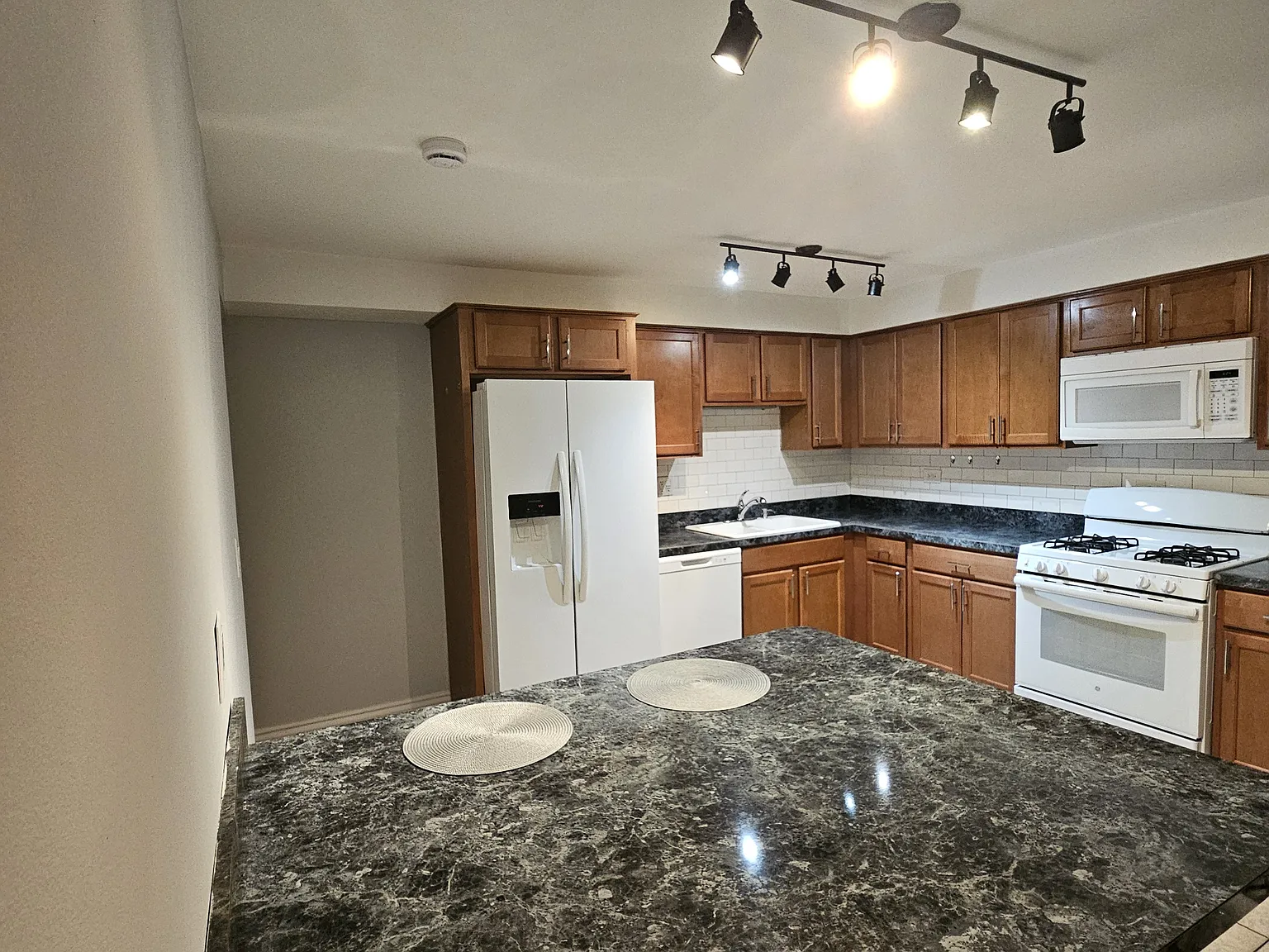 3 bed, 1200 sqft, $2,100 — Photo 1
