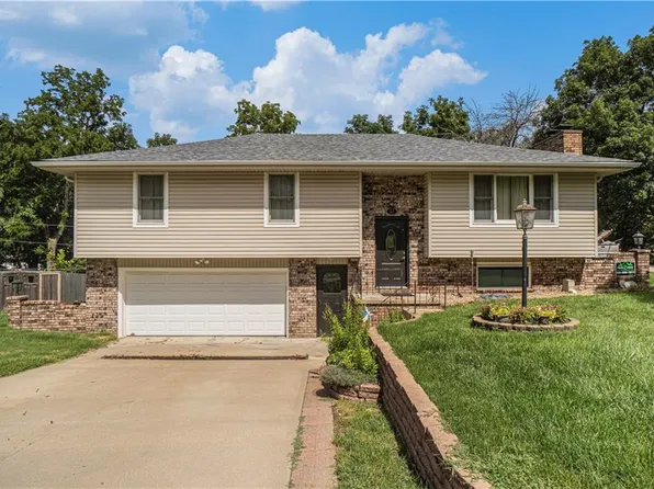 27 N Carriage Dr, Saint Joseph, MO 64506