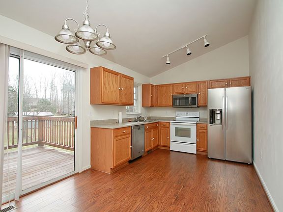 4th image of 74 Strawberry Banks Dr