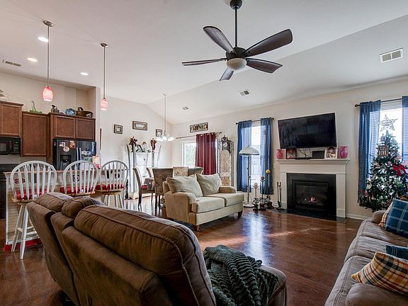 4th image of 709 Spring Cress Dr