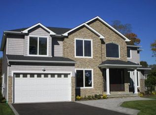 8 Cedar St, Syosset, NY 11791