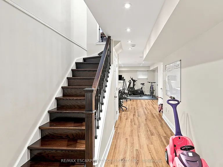 1050 Ryckman Cmn — Photo 18