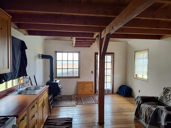 4th image of 118 Elliot St
