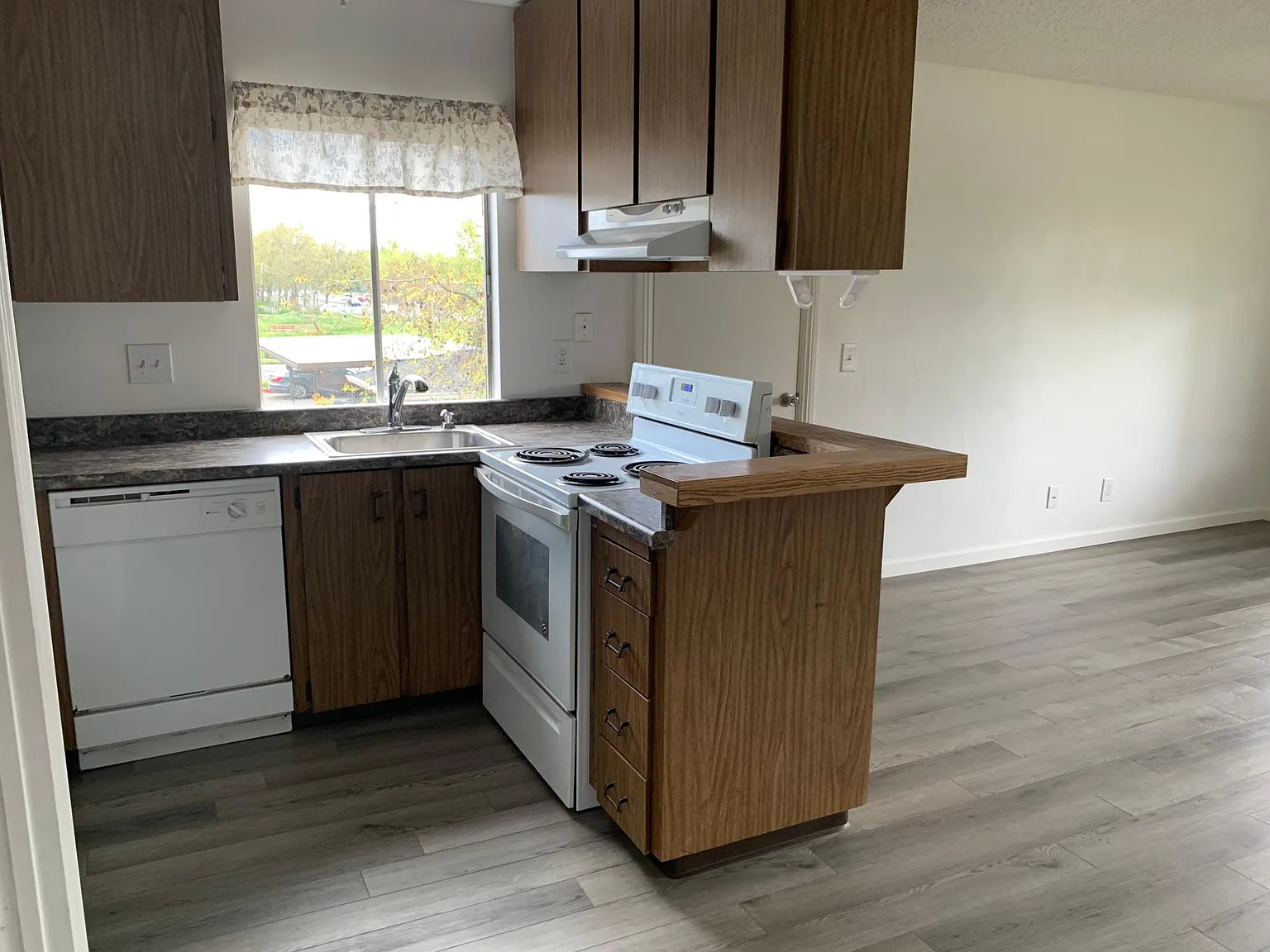 300 Stony Point Rd — Photo 4