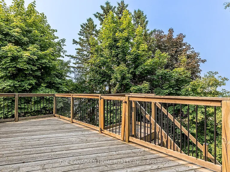 802 Pam Cres — Photo 13