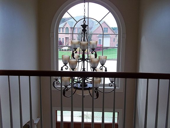 4th image of 1002 Lauren Ct