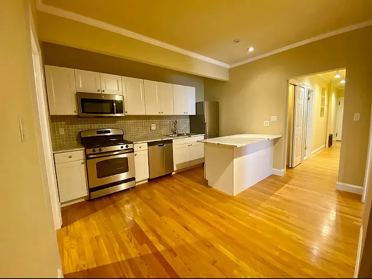 331 Lexington Avenue — Photo 3