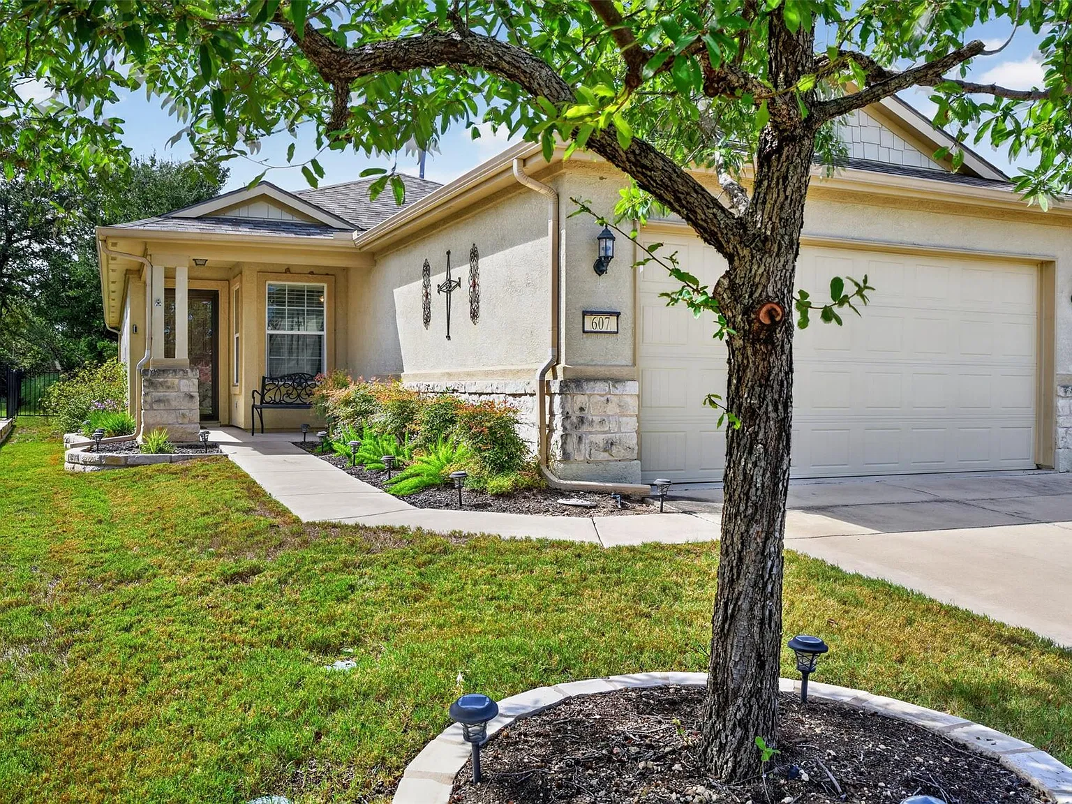2 bed, 2.0 bath, 1467 sqft, $1,975 — Photo 1