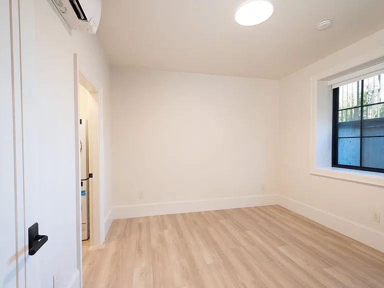 5770 Kitchener St #LOWER — Photo 26