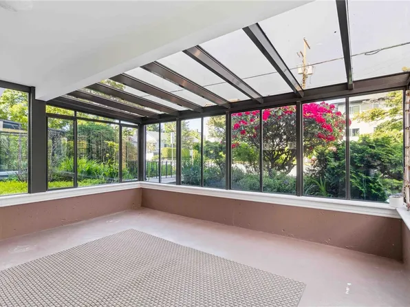 935 Fairfield Rd #102, Victoria, BC V8V 3A3