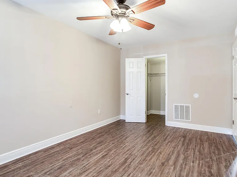 Chateau Apartments — Photo 22