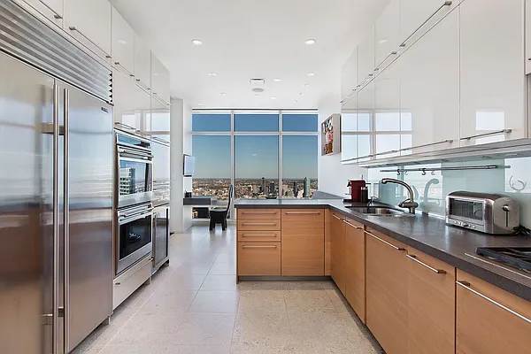 Sold by Avenue Real Estate | media 32