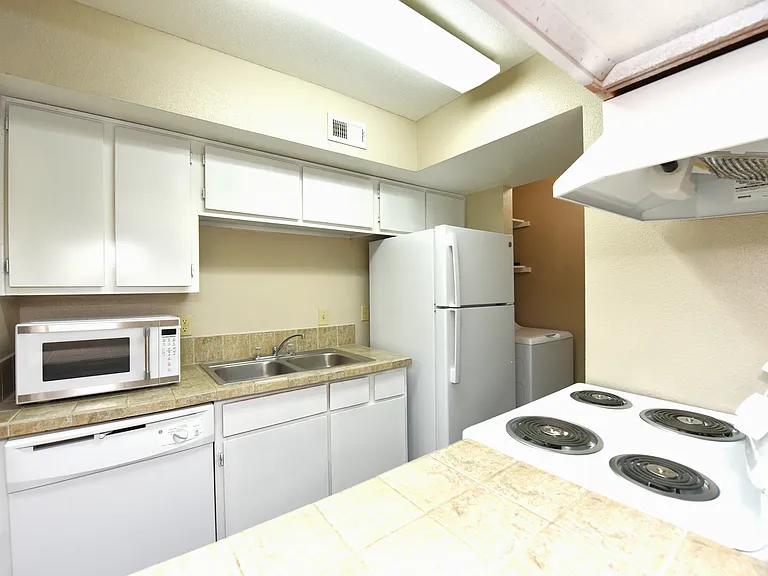 Wilshire Park Apartments — Photo 15